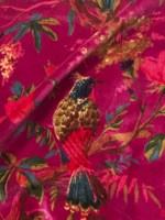Tissu en velours de coton de luxe : imprimé oiseaux, rose oignon, 45 pouces de large