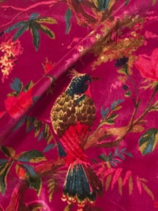Tela de Terciopelo de Algodón de Lujo: Estampado de Aves, Rosa Cebolla, 45 Pulgadas de Ancho - Product Image 4