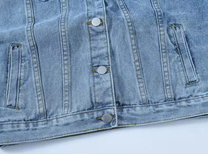 Fabricant de vestes en jean brodées pour femmes de haute qualité avec des designs de mode personnalisés, un tissu en jean premium et une production OEM - Product Image 2