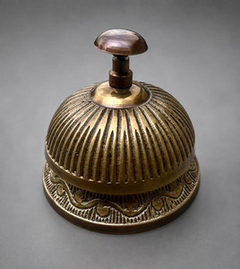Campana de escritorio redonda de latón antiguo marrón hecha a mano, campana de servicio vintage para recepción de hotel u oficina - Product Image 5