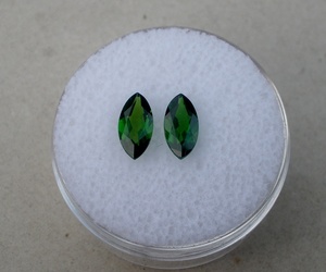 Par de Piedras Preciosas de Diópsido Verde Cromado AAA, Corte Marquesa (8x4 mm) - Product Image 1