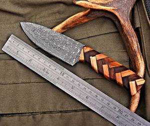 Cuchillo de caza y camping premium multifuncional de hoja recta de Damasco con punta caída, patrón de mosaico y mango de madera segmentado, personalizado. - Product Image 3