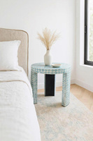 Table d'appoint ronde artisanale incrustée de nacre ; table d'appoint à finition mosaïque bleue pour salons, chambres à coucher