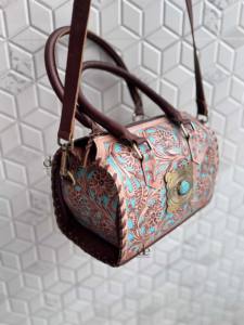 Bolso de Hombro Artesanal de Cuero Tallado a Mano Estilo Bohemio Gitano con Piedras Turquesa, Venta al por Mayor - Product Image 2