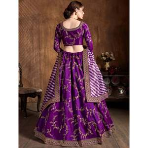Lehenga Choli de Novia Talla Grande, Morado, Bordado en Seda con Volantes, Perlas y Espalda Transparente - Product Image 4