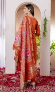 Elegante conjunto de Kurti, pantalón y dupatta de corte recto. Graciosa y moderna, eternamente clásica. - Product Image 4