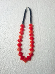 Collier Statement en Résine Grande Taille avec Design Artistique Abstrait, Bijou de Mode Fait Main pour Femme, Idéal pour les Soirées - Product Image 3