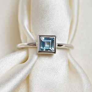 Anillo de Plata de Ley 925 con Aguamarina Natural, Elegante Anillo con Gema Azul, Corte Princesa Cuadrado - Product Image 1