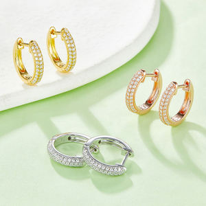 Boucles d'oreilles unisexes en or blanc massif 18 carats avec diamants taille brillant, couleur naturelle E, certifiées IGI, design floral classique, luxe - Product Image 4