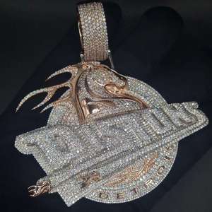 จี้รูปม้าดีทรอยต์แบบฮิปฮอป ชุบทองคำขาว 925 เงินแท้ ประดับเพชรโมอิสซาไนต์ พร้อมโลโก้สั่งทำพิเศษ รับรองโดย GRA - Product Image 3