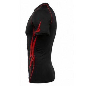Camiseta de compresión avanzada diseñada para brindar soporte muscular específico sin comprometer la transpirabilidad ni la comodidad. - Product Image 3