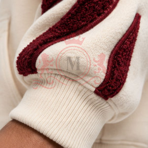 Conjunto Deportivo Moderno con Bordado Chenille, Cómodo y Casual - Product Image 5