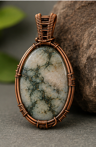 Lote al por mayor a precio de mayoreo: Gemas de ágata moqueada natural, colgante hecho a mano con forma ovalada de agua dulce, envuelto en alambre de cobre vintage. - Product Image 1