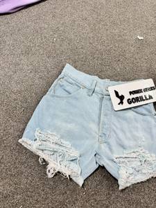 Shorts de mezclilla ecológicos de cintura media para mujer, lavado claro, con dobladillo deshilachado, estilo boyfriend, para verano - Product Image 4