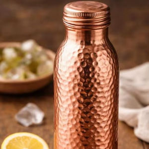 Bouteille d'eau en cuivre martelé design, élégante, pour l'hydratation, idéale pour les magasins et les cadeaux de style de vie moderne - Product Image 1