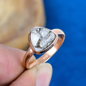 Anillo de Calcita de Cobre Blanco Natural en Forma de Trillón, Anillo de Plata de Ley 925 Chapado en Oro Rosa - Product Image 1