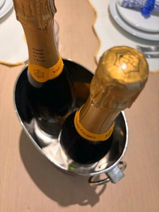 Refroidisseur à vin noir et argenté pour restaurants, hôtels et fêtes – Seau à boissons élégant pour table, fabriqué en Inde - Product Image 5