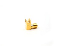 Conector SMA hembra de ángulo recto para PCB, frecuencia de hasta 6 GHz.