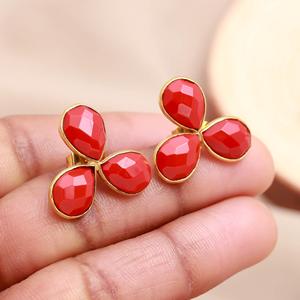 Boucles d'oreilles clous en corail rouge faites à la main, forme poire, plaqué or vermeil, sertissage clos, bijoux tendance pour fêtes ou cadeaux - Product Image 2