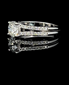 แหวนหมั้นทองคำ 14KT ประดับเพชรธรรมชาติทรงกลม 1.00 กะรัต ด้านกลาง และเพชรเม็ดเล็กฝังแบบไมโครเพฟด้านข้าง - Product Image 3