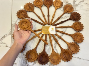 ช้อนไม้ด้ามใบไม้ ทำจากไม้ธรรมชาติ อุปกรณ์ครัวแกะสลักด้วยมือ สำหรับทำอาหารและเสิร์ฟ ผลิตในเวียดนาม จำหน่ายส่ง - Product Image 6