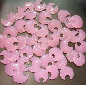 Cuarzo Rosa Forma de luna creciente Hecho a mano Piedra preciosa tallada Cristal Tallado Feng Shui Lunas crecientes - Product Image 1
