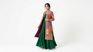Robe Mehndi de créateur pour femmes avec des détails décoratifs complexes en broderie et un style festif traditionnel moderne - Product Image 5