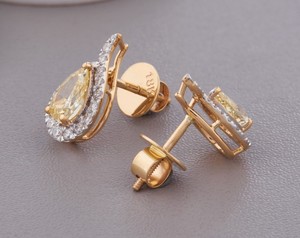 Boucles d'oreilles clous de luxe Avina Jewels en argent sterling 925 massif plaqué rhodium, avec diamant de laboratoire jaune taille poire certifié IGI et halo - Product Image 3