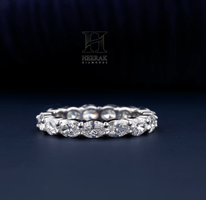 Anillo de Eternidad Personalizado de Oro Blanco de 14K/18K con Diamante Cultivado en Laboratorio de Corte Ovalado VVS VS de Alta Calidad con Puntas Compartidas para Mujer - Product Image 3