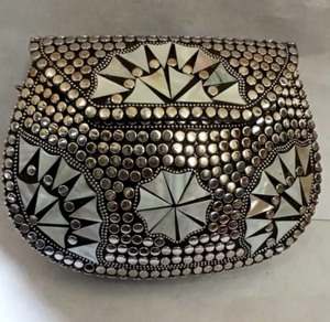 Bolso cruzado de latón y cuentas de concha para mujer, GC-BG-303 de uso para fiesta de trabajo, disponible al mejor precio, de un distribuidor indio - Product Image 1