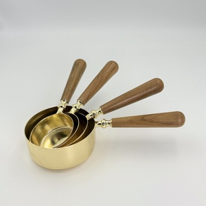 Juego de Cucharas y Tazas Medidoras de Acero Inoxidable con Recubrimiento PVD Dorado, con Mango de Madera, para Repostería - Product Image 1