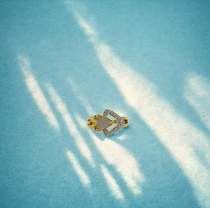 Anillo de Oro Amarillo con Punta de Flecha, Incrustaciones de Esmalte Blanco y Pavé de Diamantes, Diseño Floral Sofisticado, Joyería Fina para Mujer - Product Image 3