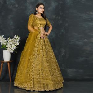 Lehenga Choli brodé en filet |   Motif entièrement recouvert de paillettes |   Bordure riche en zari |   Ensemble de dupatta pour les occasions de mariage festives - Product Image 1