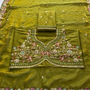 Sari en satin de soie haut de gamme et élégant avec bordure brodée et chemisier en soie de Bangalore, prix de gros par Royal Export - Product Image 6