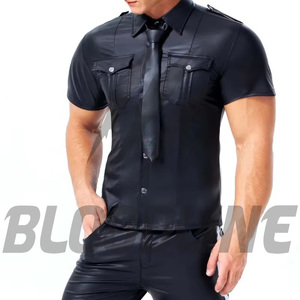 Tissu texturé en similicuir de qualité supérieure, design élégant de couleur noire unie, construction à manches courtes pour homme, en similicuir noir. - Product Image 5