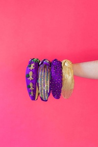 ที่คาดผมประดับลูกปัดมาร์ดิกราส์ระดับพรีเมี่ยมสีม่วงไม่ซ้ำใครสายคาดผมปักเลื่อมแบบผูกด้วยไข่มุกและตกแต่งพลอยเทียม - Product Image 3