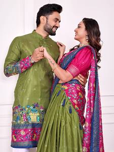 Ensemble Lehenga Choli festif à imprimé Patola avec travail en feuille d'aluminium et dupatta à franges - Product Image 2