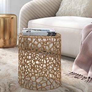 Table d'appoint élégante en métal avec plateau miroir et cadre doré pour une décoration glamour de chambre et de salon - Product Image 1