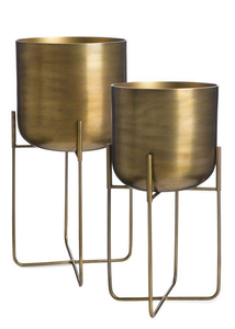 Maceta decorativa de metal con acabado dorado, forjada a mano en Moradabad para ofrecer una elegancia discreta y un encanto metálico clásico. - Product Image 3