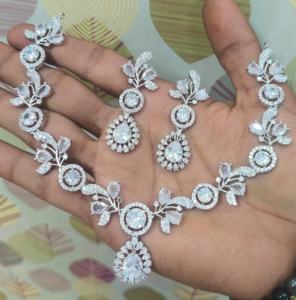 Ensemble de colliers en laiton de qualité supérieure pour femmes, résistant aux rayures, élégant pour les soirées et les occasions spéciales. - Product Image 3