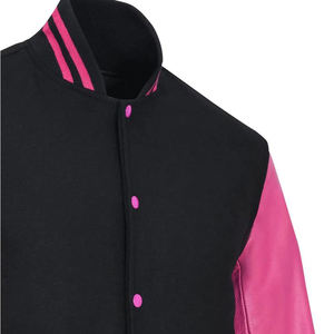 Chaqueta estilo universitario para hombre en negro y rosa, mangas estilo cuero, ribete acanalado a rayas, botones a presión, moda urbana. - Product Image 3
