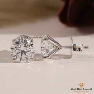 Regala Sorpresa con Aretes Clásicos de Corte Redondo con Diamantes CVD Cultivados en Laboratorio de 6 TCW, Certificados por IGI, Color F, Claridad VVS2, Oro Sólido de 14K - Product Image 2