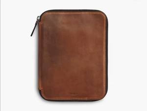 Funda de Pasaporte Personalizada Artha de Cuero Genuino con Nombre Grabado con Láser, Cierre de Cremallera, 5 Pulgadas - Product Image 1