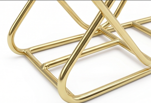 Elegante Servilletero de Metal Dorado con Marco Triangular, Organizador de Mesa Contemporáneo para Uso Doméstico y en Cafeterías - Product Image 3