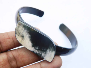 Bracelet en corne fait main de luxe, accessoire de mode féminin haut de gamme au meilleur prix - Product Image 4