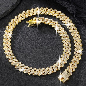 Collier chaîne cubaine personnalisé au design unique, entièrement serti de diamants, pour hommes, bijoux à maillons diamantés pour les soirées et événements hip-hop, disponible à la vente - Product Image 1