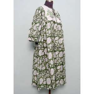 Robe bohème décontractée pour femme, en coton imprimé floral luxueux, col en V, manches longues, avec décorations en pompons, lavable. - Product Image 4