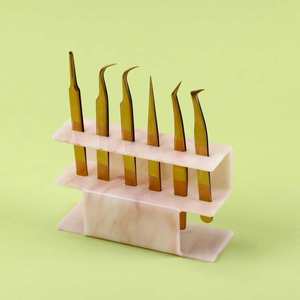 Soporte Minimalista para Pinzas de Plástico y Acrílico con Base Pesada para Mayor Estabilidad, Organizador de Herramientas para Extensiones de Pestañas, Calidad Duradera A+ - Product Image 1