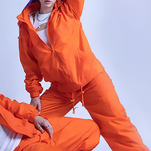 Nuevo Conjunto Deportivo de 2 Piezas para Mujer, Chaqueta Corta con Cremallera y Pantalones de Nailon con Bloques de Color, Logotipo Personalizado - Product Image 6