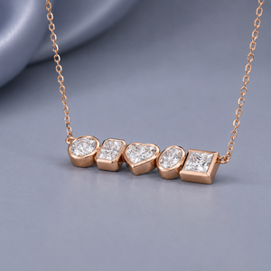 สร้อยคอจี้เพชรโมอิสซาไนต์ทรงหลากหลายประดับทองคำขาว 14K หรูหรา รูปทรงหัวใจ รูปไข่ รูปทรงกลม และทรงเจ้าหญิง ประดับด้วยมรกตห้าเม็ด สำหรับผู้หญิง - Product Image 1